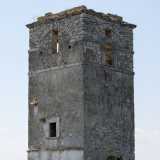 e in particolare della torre, solcata da un'evidente crepa verticale